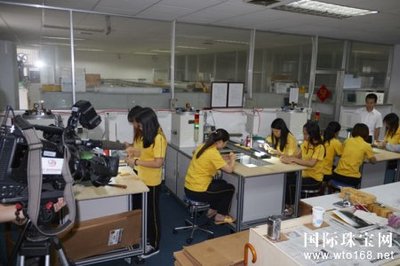 【今日新聞】新時代 &ldquo;星&rdquo;發展 --深圳衛視采訪星光達,聚焦傳統文化產業發展_國際珠寶網-全球最大的珠寶門戶網站。提供及時的行業動態、黃金價格和珠寶加盟等資訊。